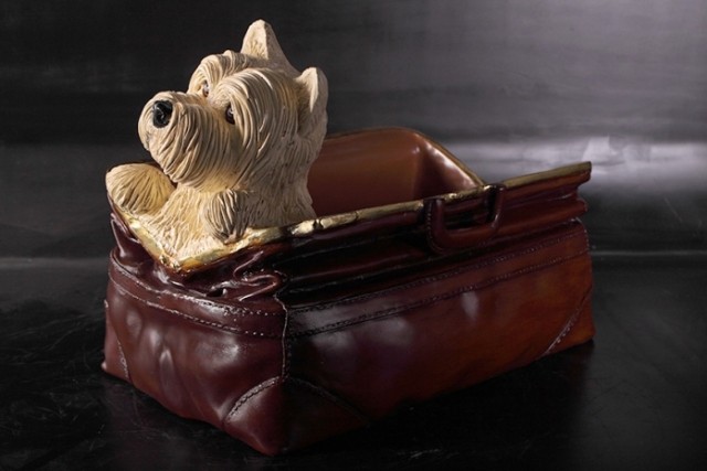 가방에 들어간 화이트 테리어 강아지 카페인테리어소품 대형 장식인형 조형물